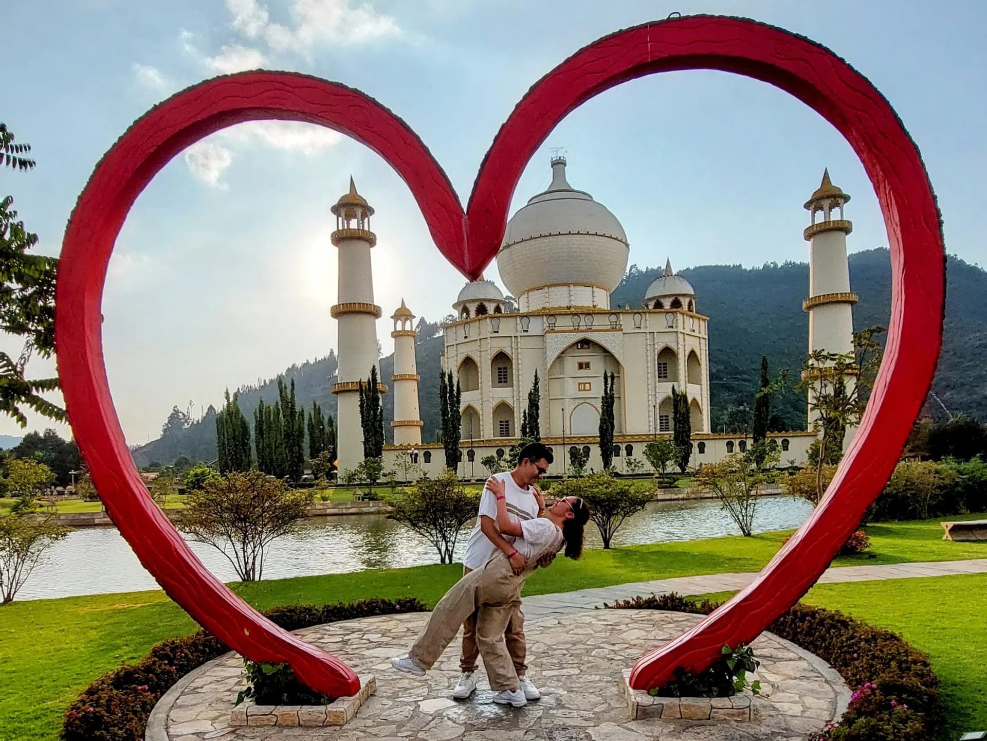 Fotografía de Héctor Martil y Michelle Hernández, un retrato de ellos como pareja.